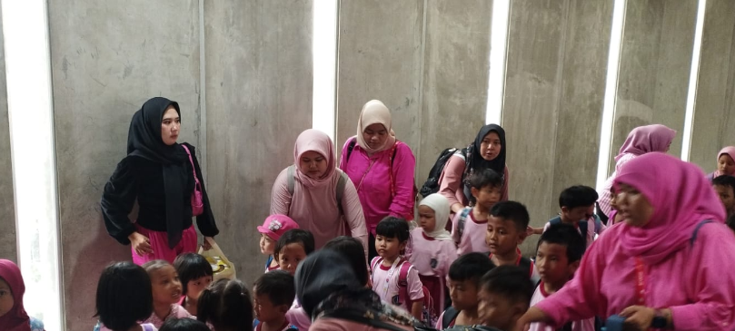 Kunjungan Literasi SPS Negeri Bale Bermain Manggala Praja